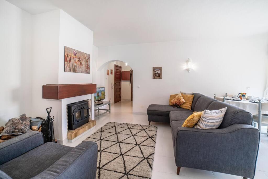Spacious Two Bedroom Apt, 200M From The Beach Carvoeiro  Zewnętrze zdjęcie