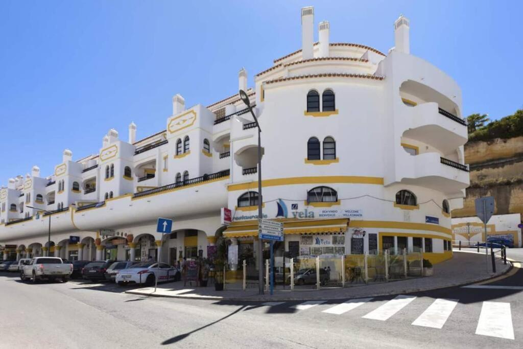 Spacious Two Bedroom Apt, 200M From The Beach Carvoeiro  Zewnętrze zdjęcie
