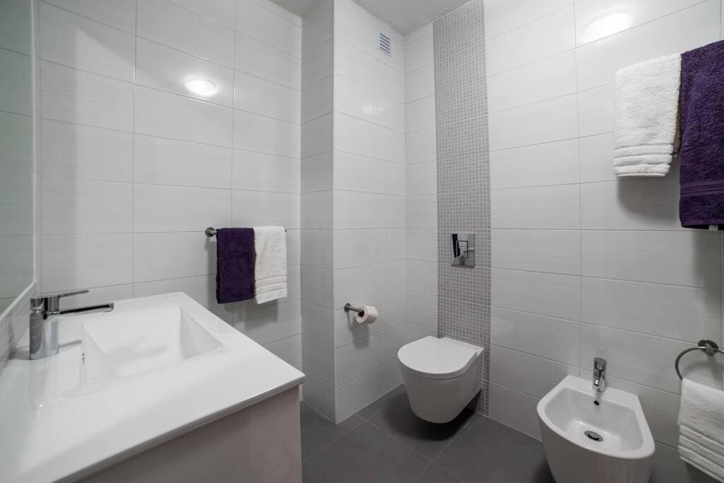 Spacious Two Bedroom Apt, 200M From The Beach Carvoeiro  Zewnętrze zdjęcie