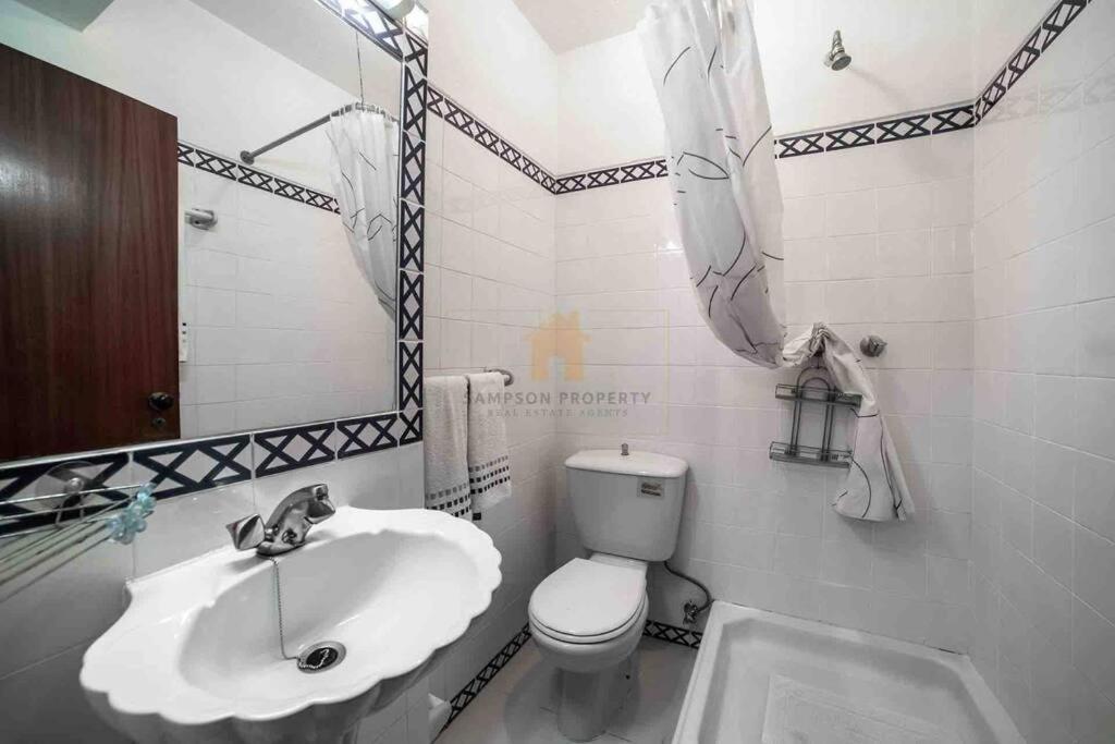 Spacious Two Bedroom Apt, 200M From The Beach Carvoeiro  Zewnętrze zdjęcie
