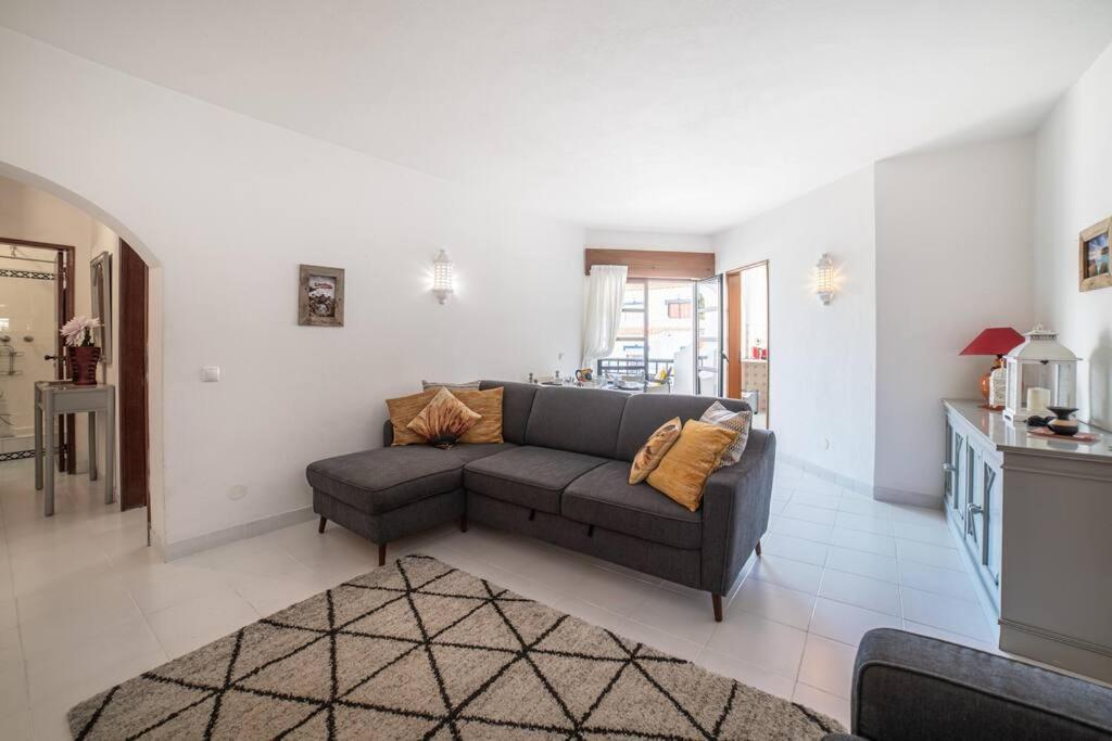 Spacious Two Bedroom Apt, 200M From The Beach Carvoeiro  Zewnętrze zdjęcie