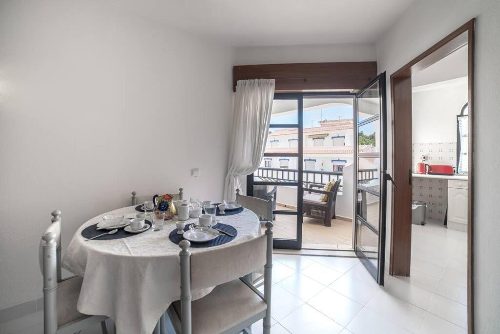 Spacious Two Bedroom Apt, 200M From The Beach Carvoeiro  Zewnętrze zdjęcie
